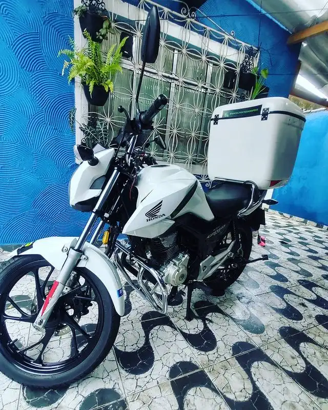 Motoboy realizando entrega rápida com moto