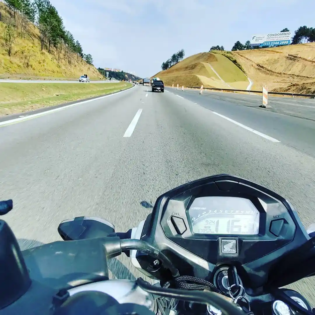 Motoboy realizando serviço local na Baixada Santista