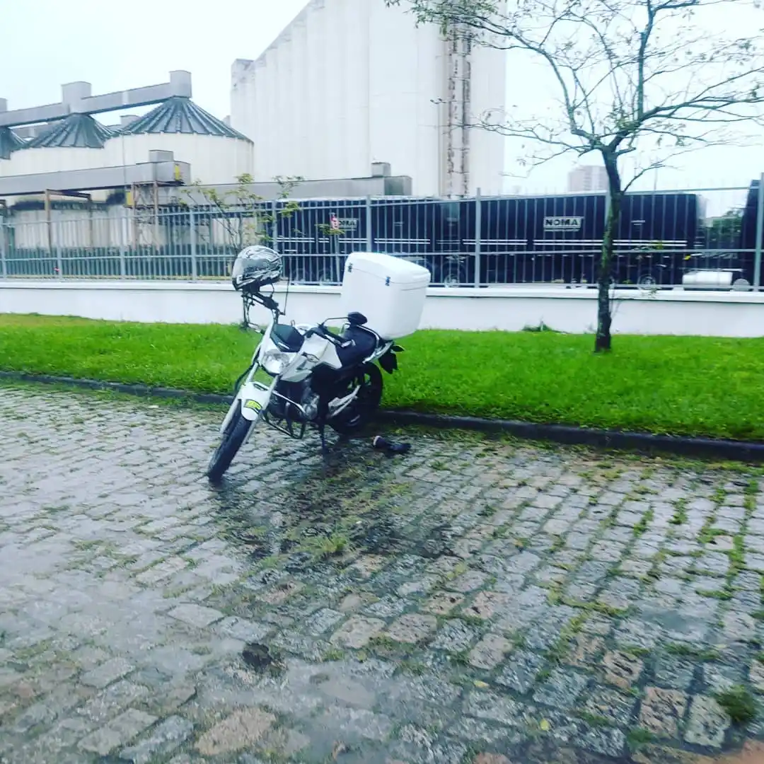 Motoboy confiável fazendo entrega segura